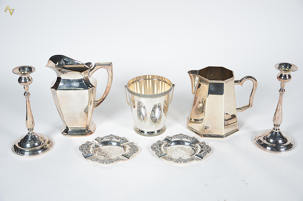 Conjunto com 5 peças diversas de metal prateado, sendo: 2 jarras para...