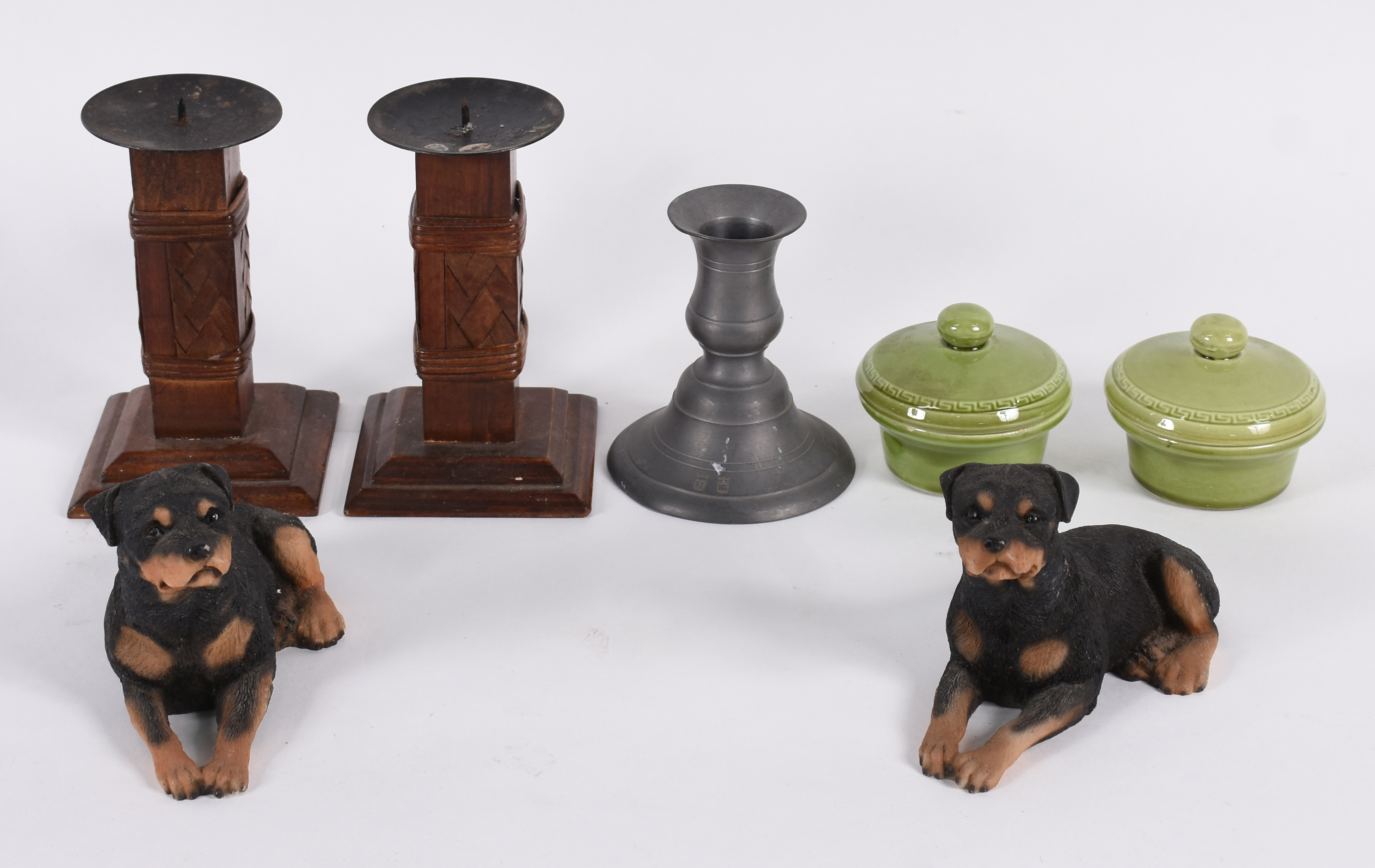 Diversas peças sendo, par de cachorros de resina, par de castiçais de... - foto 1 de 7