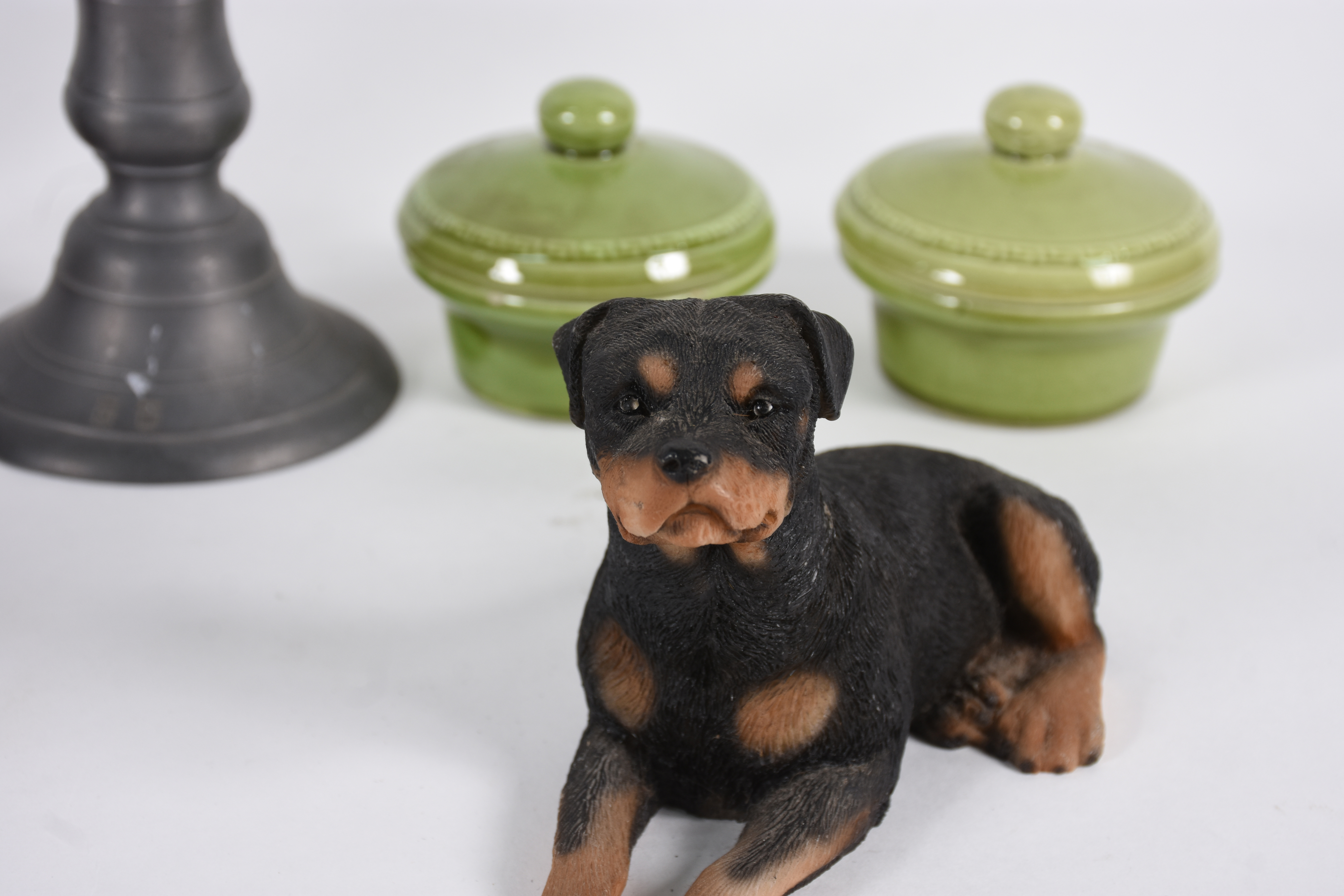 Diversas peças sendo, par de cachorros de resina, par de castiçais de... - foto 2 de 7