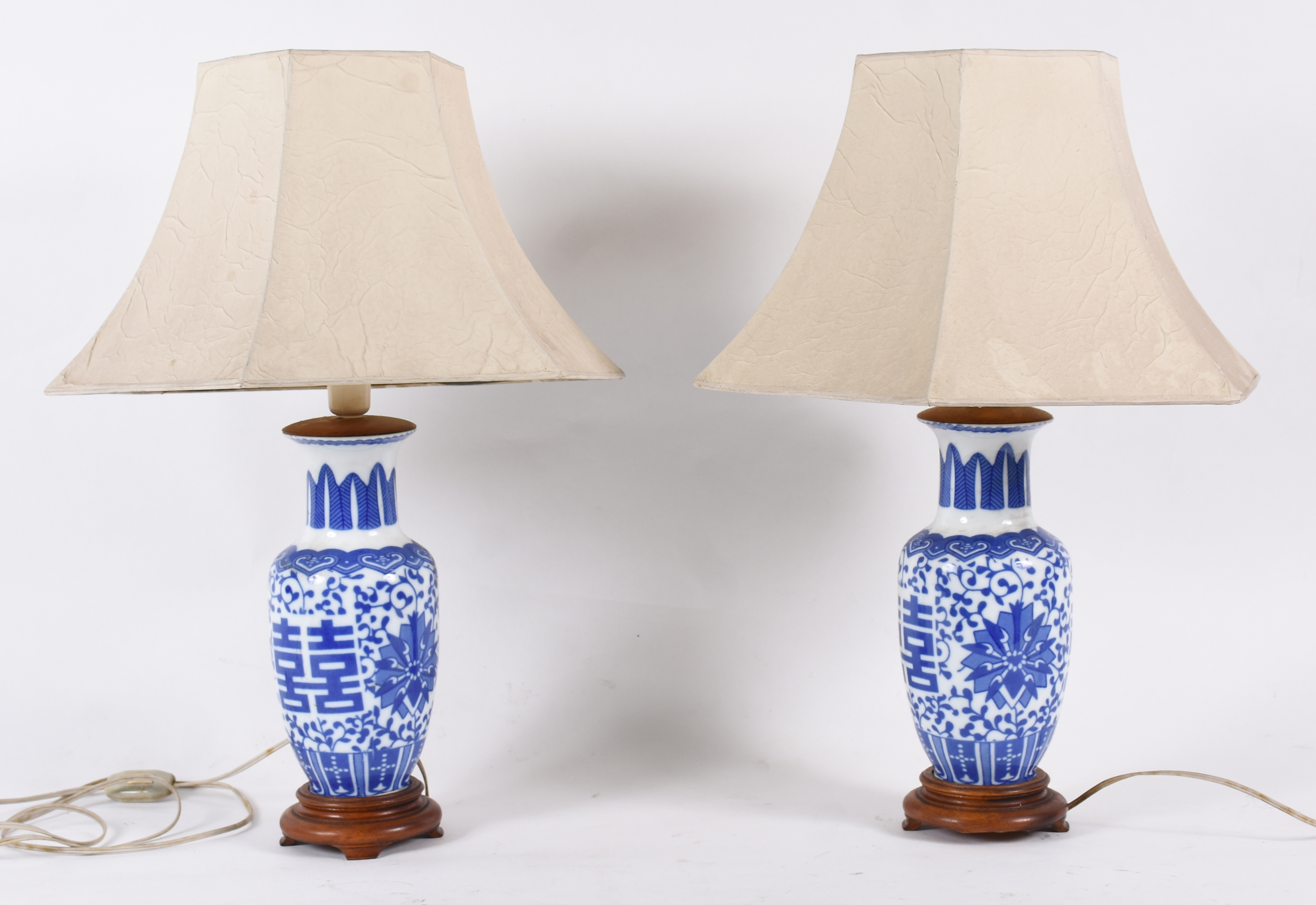 Par de abatjoures de porcelana azul e branca, com bases de madeira e... - foto 1 de 3