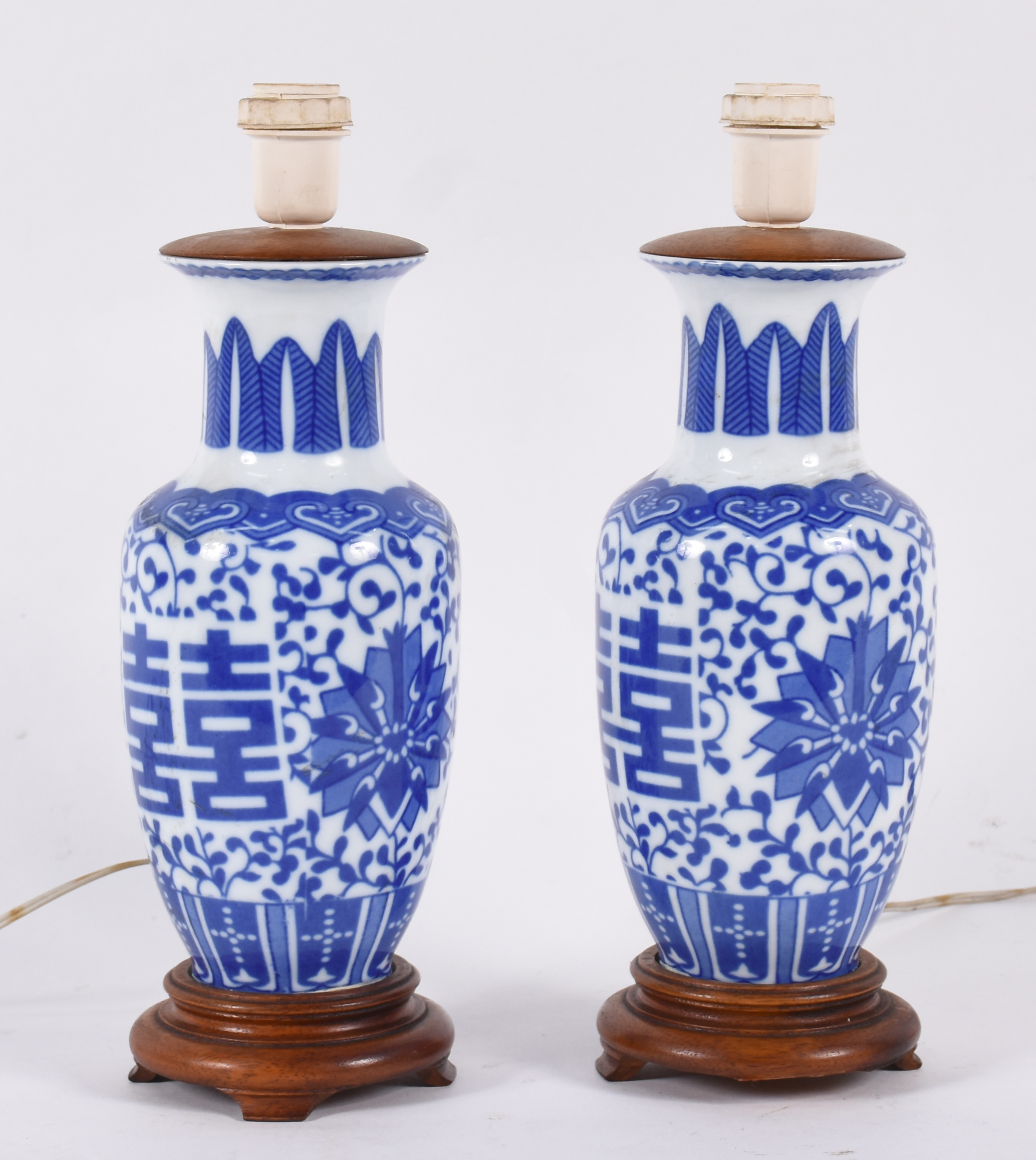 Par de abatjoures de porcelana azul e branca, com bases de madeira e... - foto 2 de 3