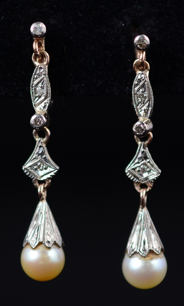 Par de brincos de ouro amarelo 18 k e branco, modelo pingente, com...