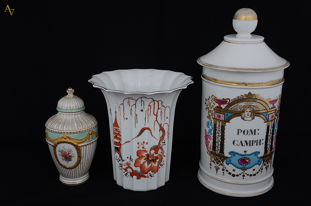 Três peças diversas de porcelana, sendo: vaso de Rosenthal, pote de...