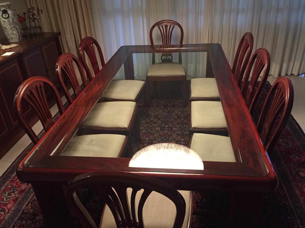 Mesa de jantar de madeira nobre com tampo de cristal, acompanham 8... - foto 1 de 6