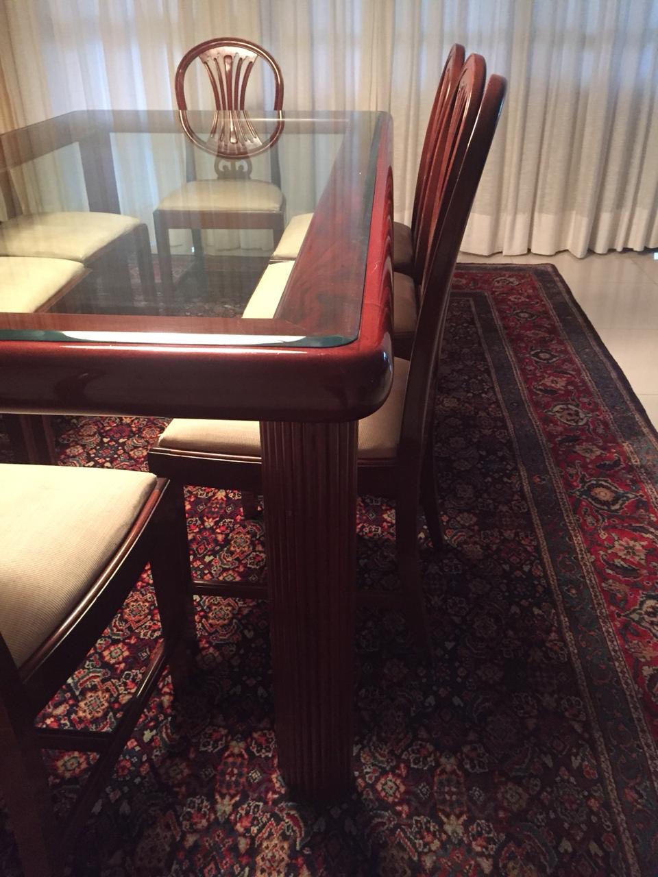 Mesa de jantar de madeira nobre com tampo de cristal, acompanham 8... - foto 2 de 6