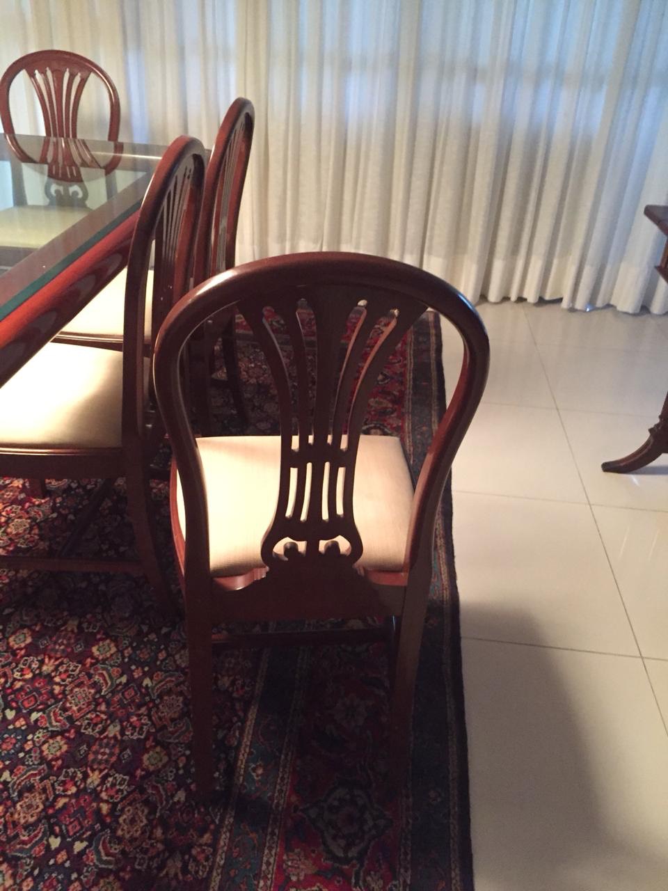Mesa de jantar de madeira nobre com tampo de cristal, acompanham 8... - foto 3 de 6