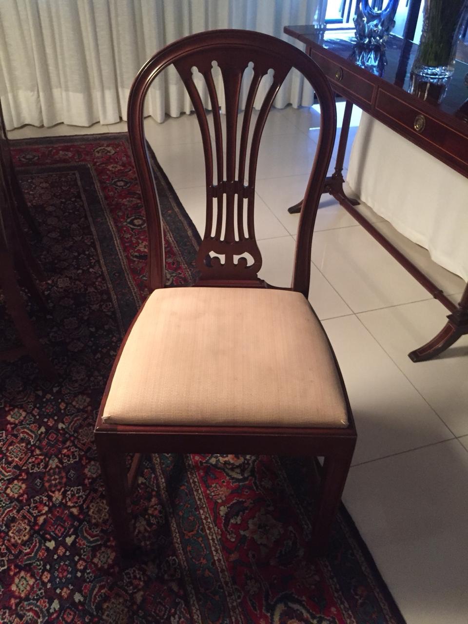 Mesa de jantar de madeira nobre com tampo de cristal, acompanham 8... - foto 4 de 6