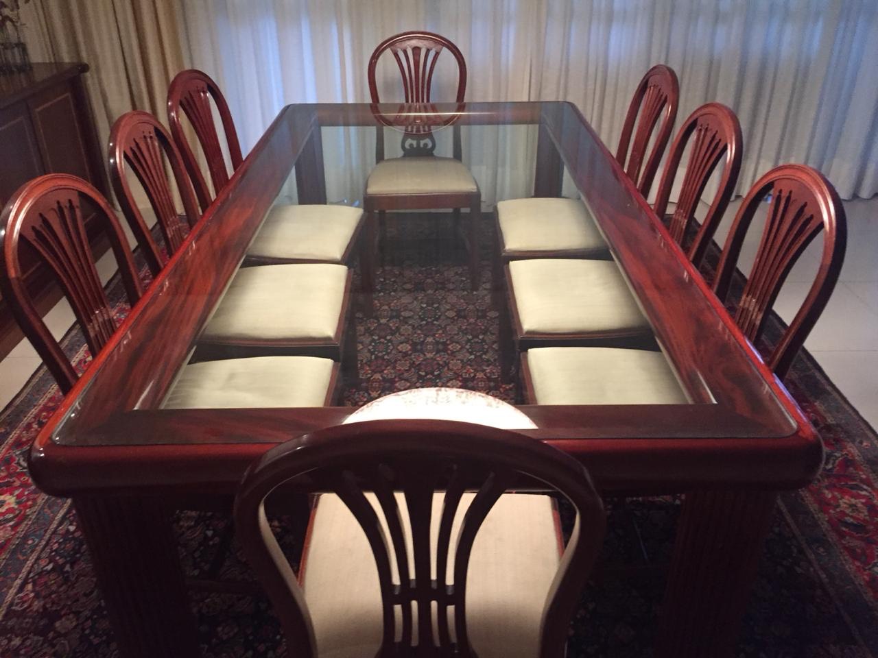 Mesa de jantar de madeira nobre com tampo de cristal, acompanham 8... - foto 5 de 6