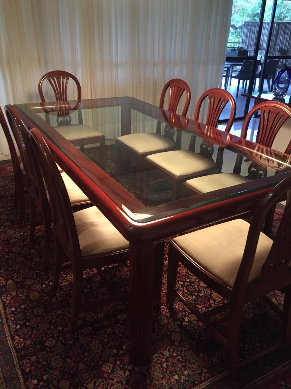 Mesa de jantar de madeira nobre com tampo de cristal, acompanham 8... - foto 6 de 6