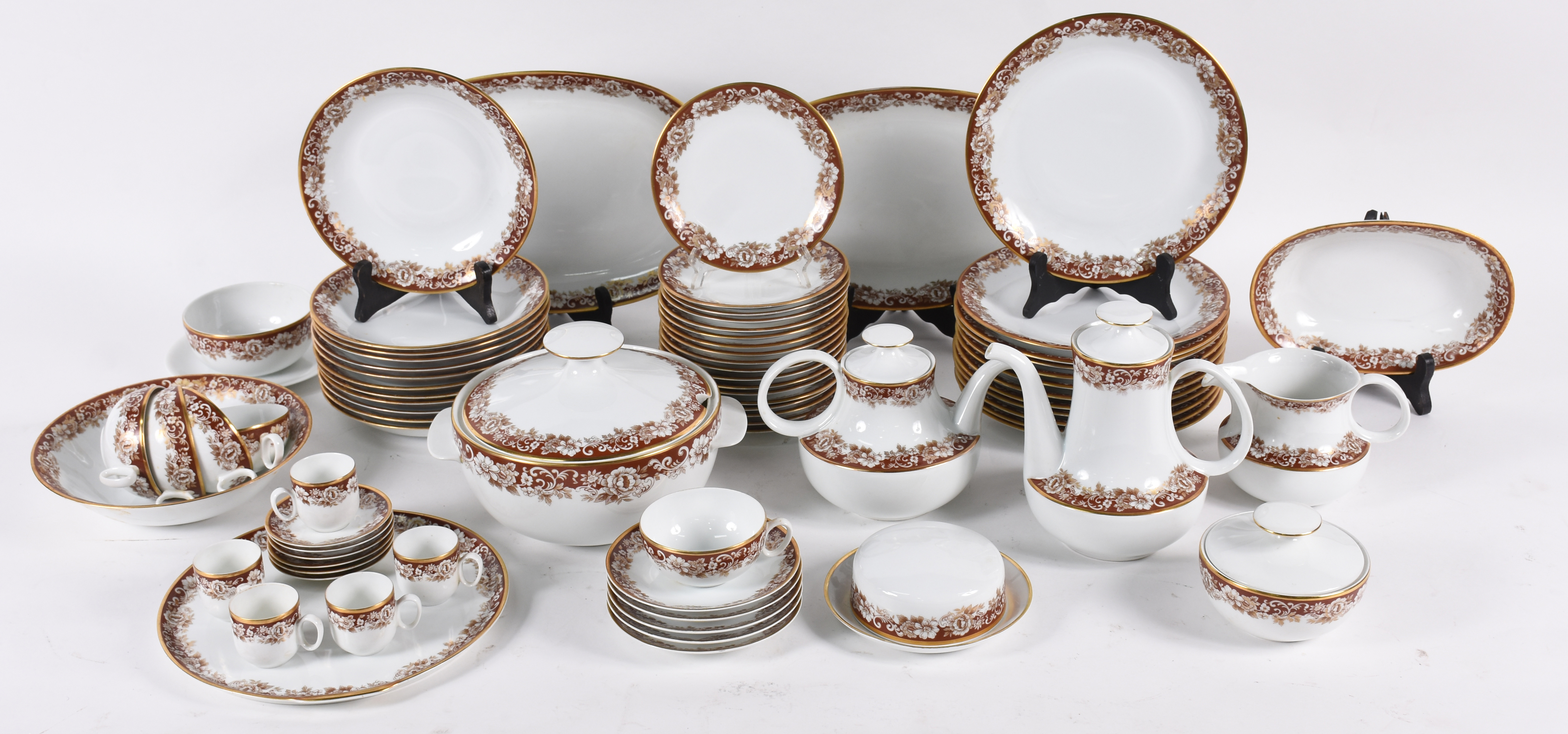 Aparelho de jantar, chá e café de porcelana Renner, decorada com... - foto 1 de 5