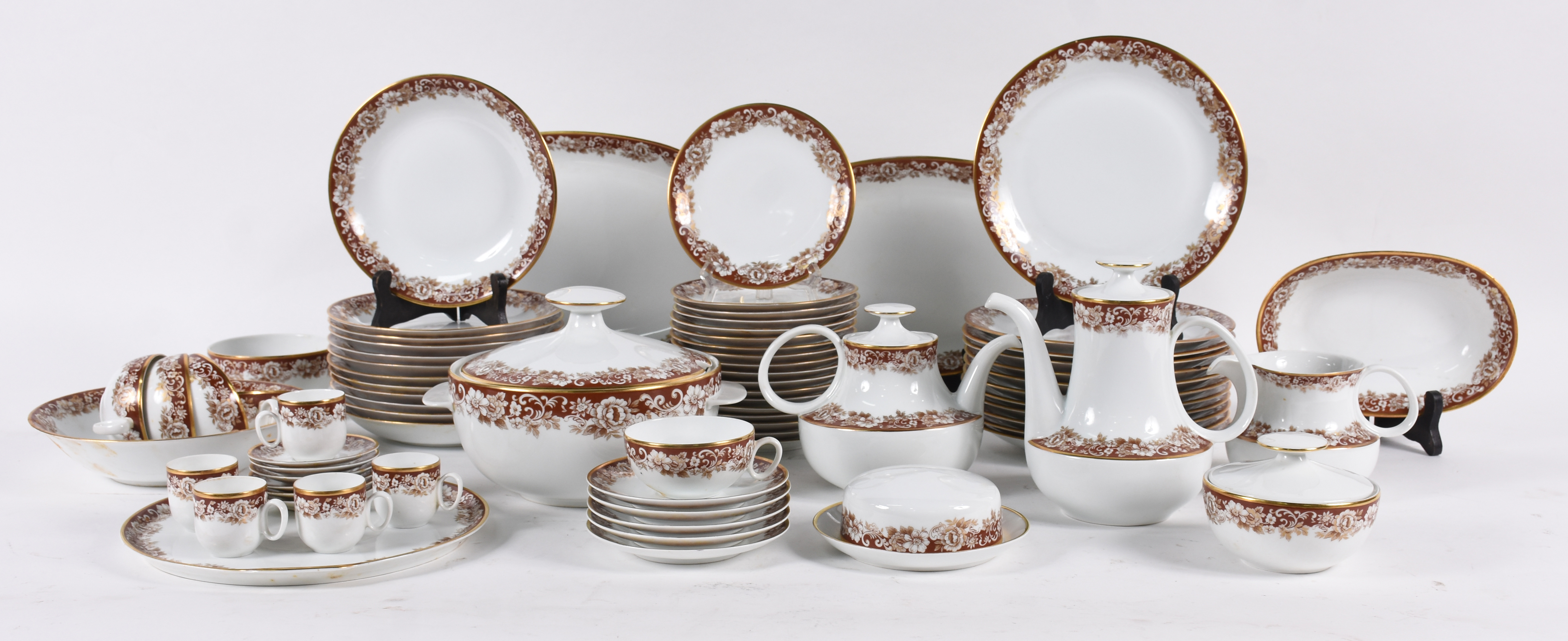 Aparelho de jantar, chá e café de porcelana Renner, decorada com... - foto 2 de 5