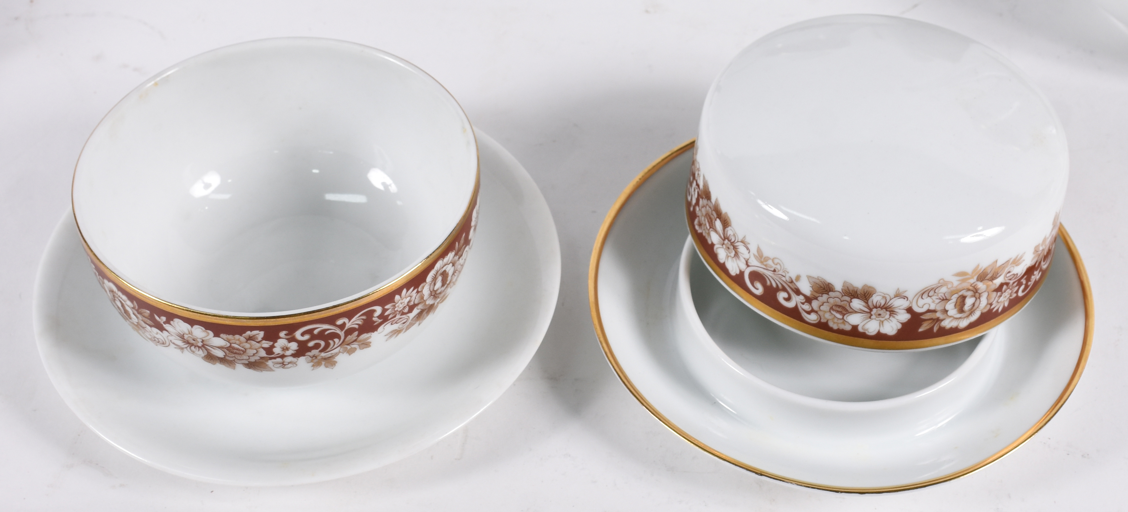Aparelho de jantar, chá e café de porcelana Renner, decorada com... - foto 4 de 5