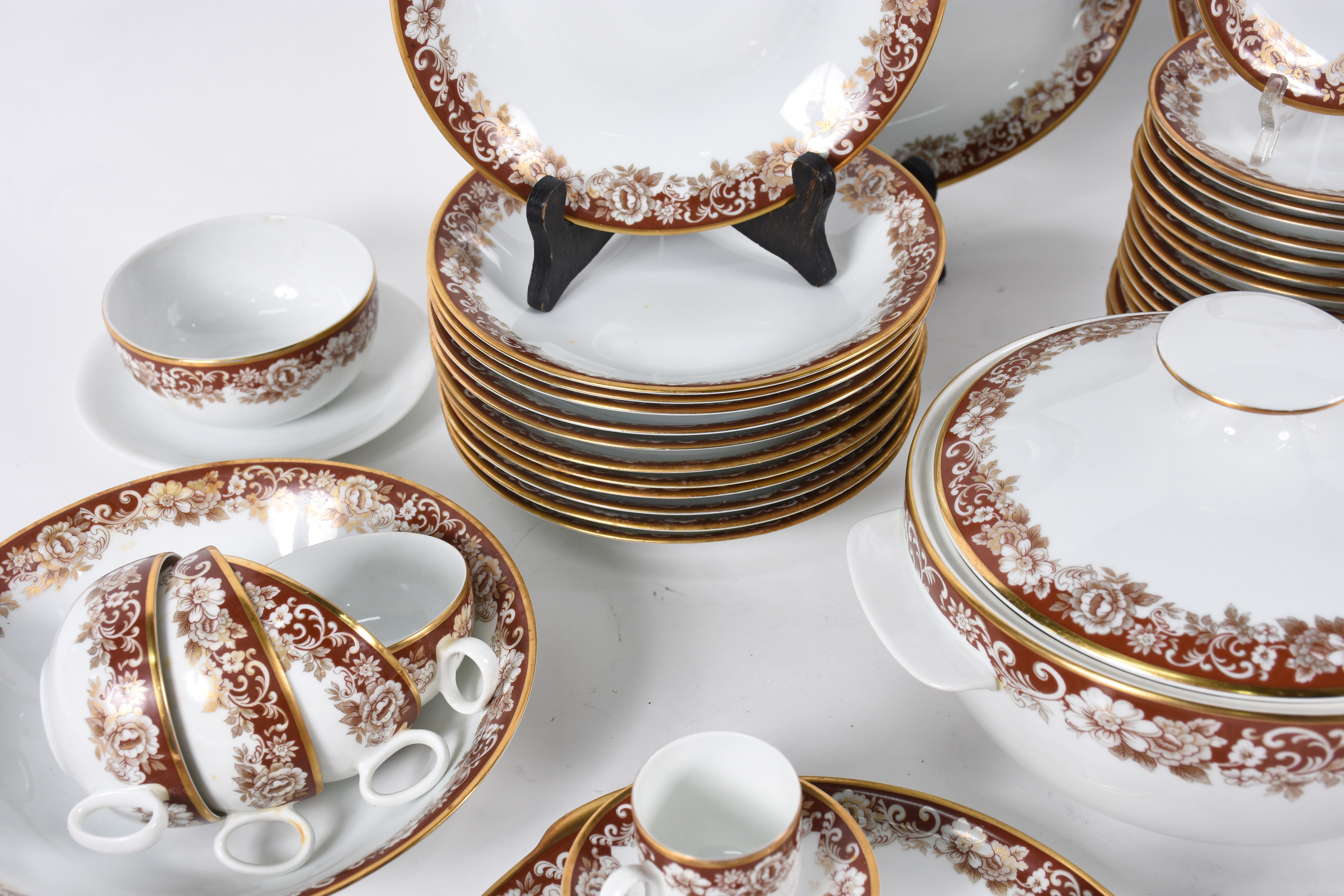 Aparelho de jantar, chá e café de porcelana Renner, decorada com... - foto 5 de 5