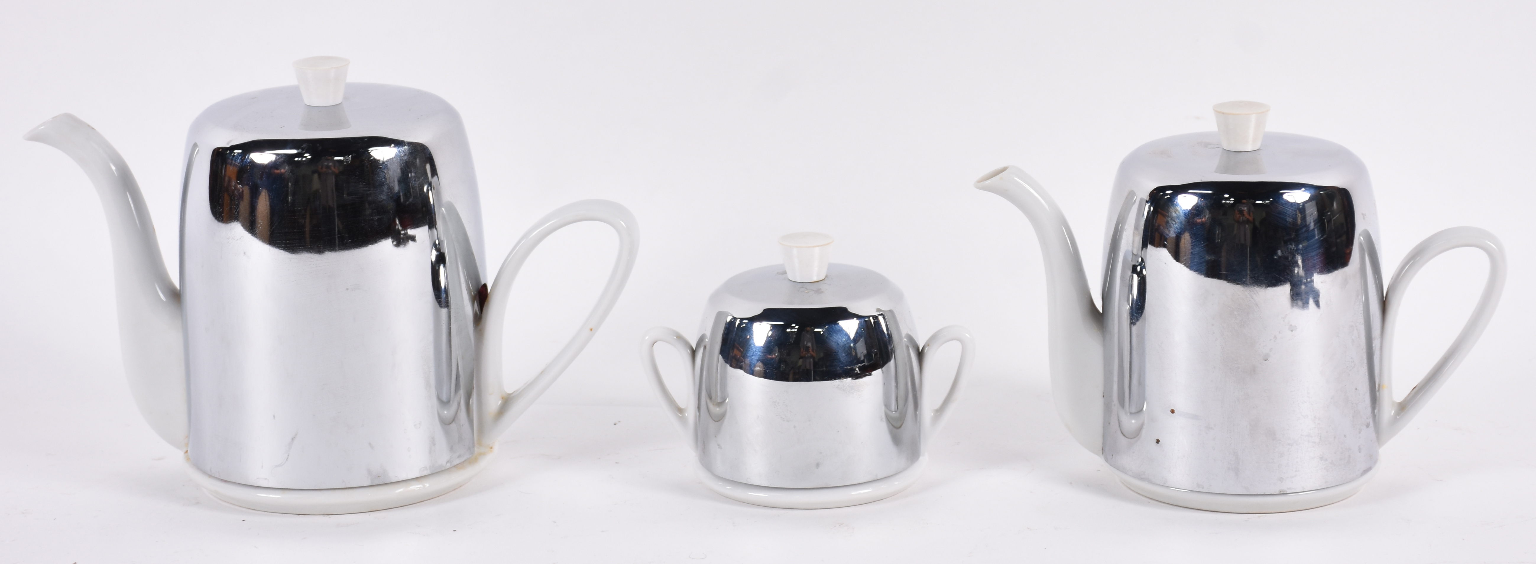 Conjunto de 2 bules e açucareiro de porcelana branca com "capa" de... - foto 1 de 3