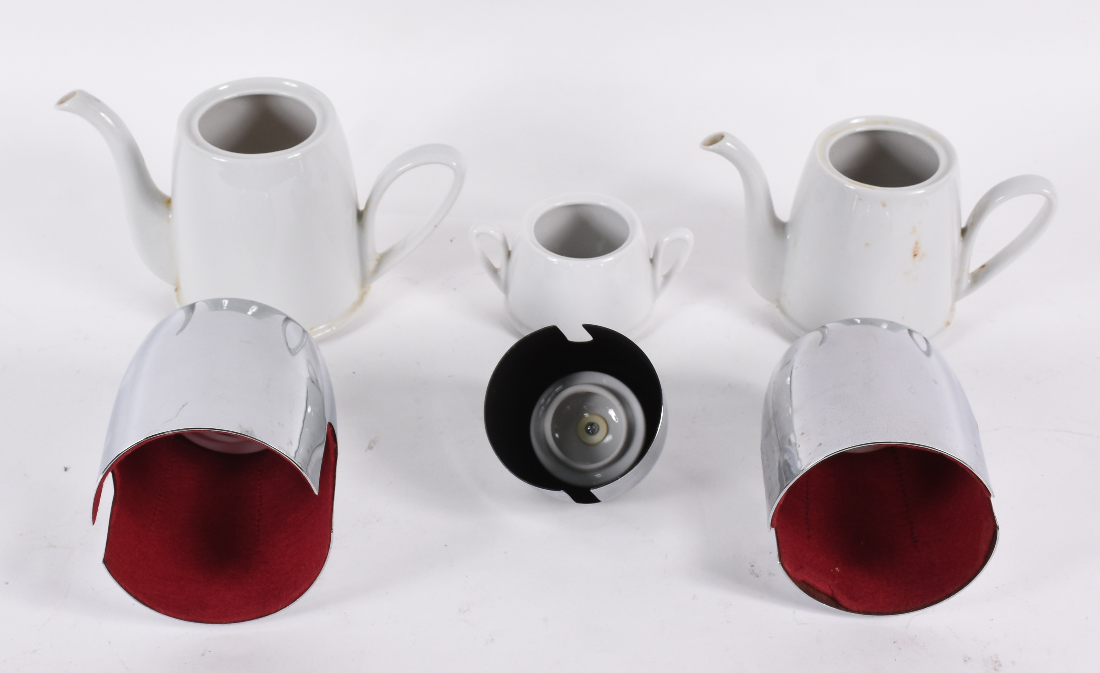 Conjunto de 2 bules e açucareiro de porcelana branca com "capa" de... - foto 2 de 3
