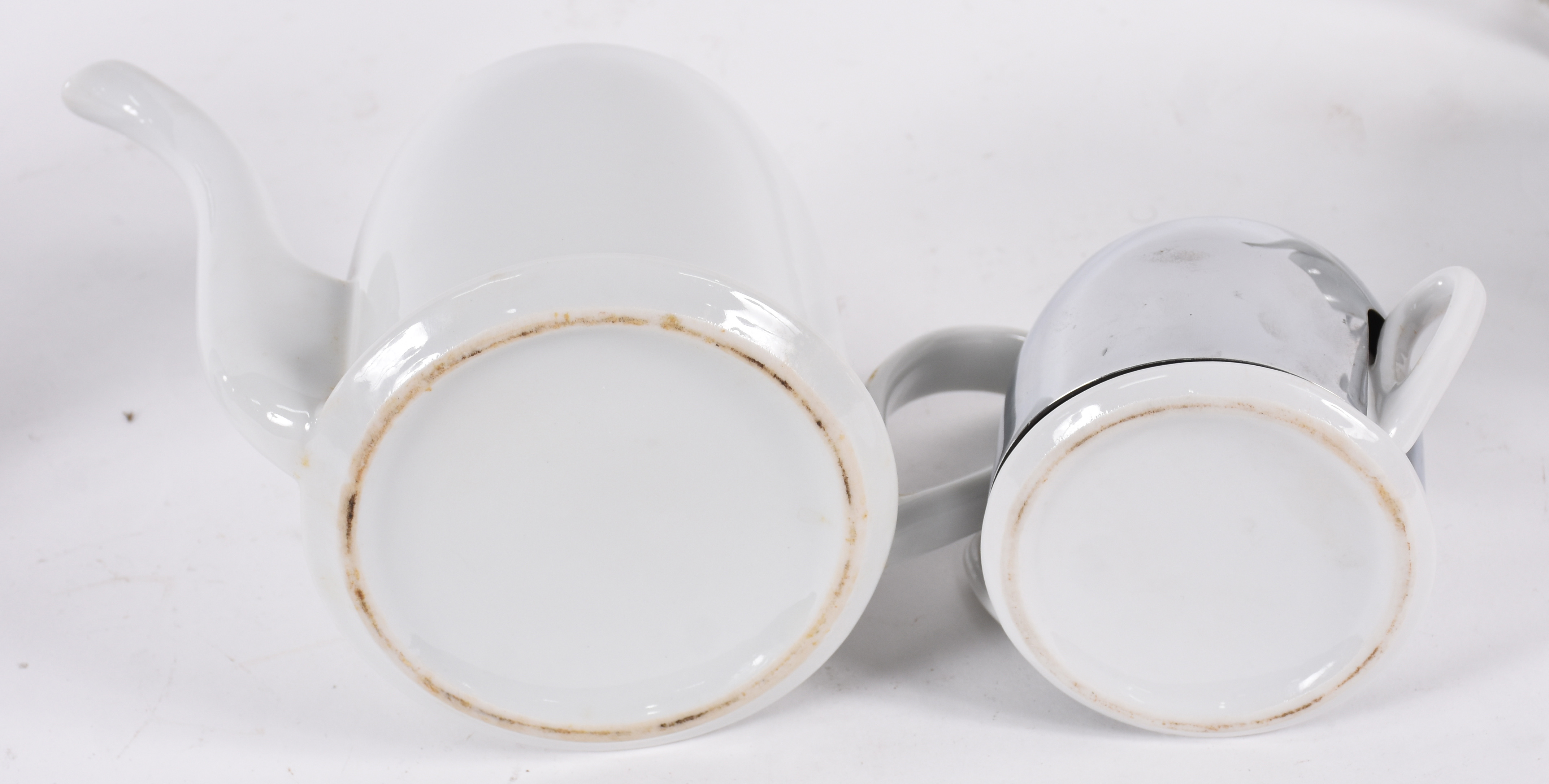 Conjunto de 2 bules e açucareiro de porcelana branca com "capa" de... - foto 3 de 3
