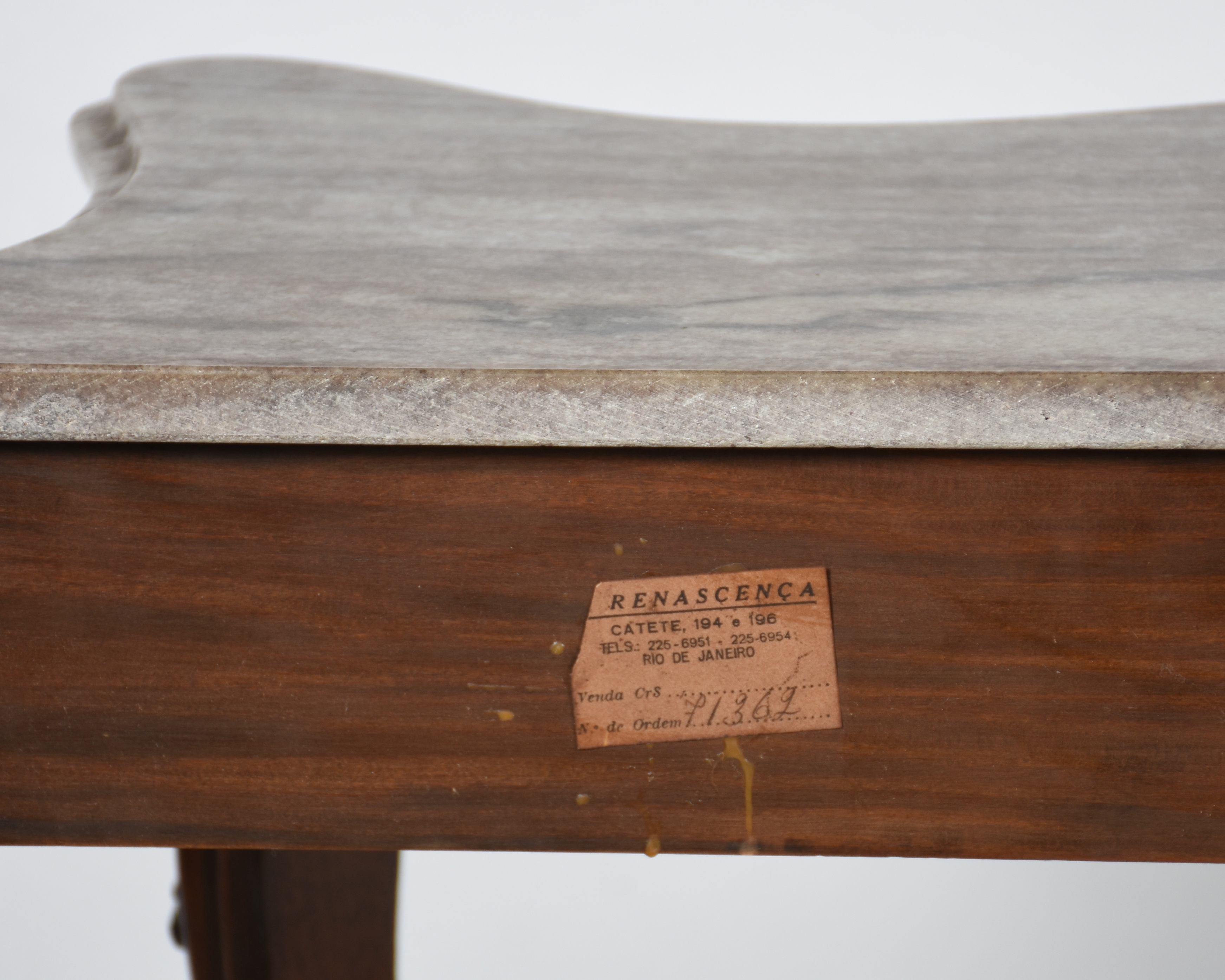 Console de madeira nobre com saia vazada e pernas ligeiramente... - foto 6 de 6