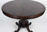 Mesa de jantar de jacarandá, feitio redondo com... - Mesa de jantar de jacarandá, feitio redondo com 1,20 de diâmetro, mais tábua extensora de 30 cm. Acompanham 6 cadeiras medalhão com forração de ...