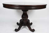 Mesa de jantar de jacarandá, feitio redondo com... - Mesa de jantar de jacarandá, feitio redondo com 1,20 de diâmetro, mais tábua extensora de 30 cm. Acompanham 6 cadeiras medalhão com forração de ...