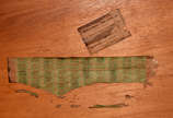 Mesa de jantar de jacarandá, feitio redondo com... - Mesa de jantar de jacarandá, feitio redondo com 1,20 de diâmetro, mais tábua extensora de 30 cm. Acompanham 6 cadeiras medalhão com forração de ...