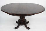 Mesa de jantar de jacarandá, feitio redondo com... - Mesa de jantar de jacarandá, feitio redondo com 1,20 de diâmetro, mais tábua extensora de 30 cm. Acompanham 6 cadeiras medalhão com forração de ...