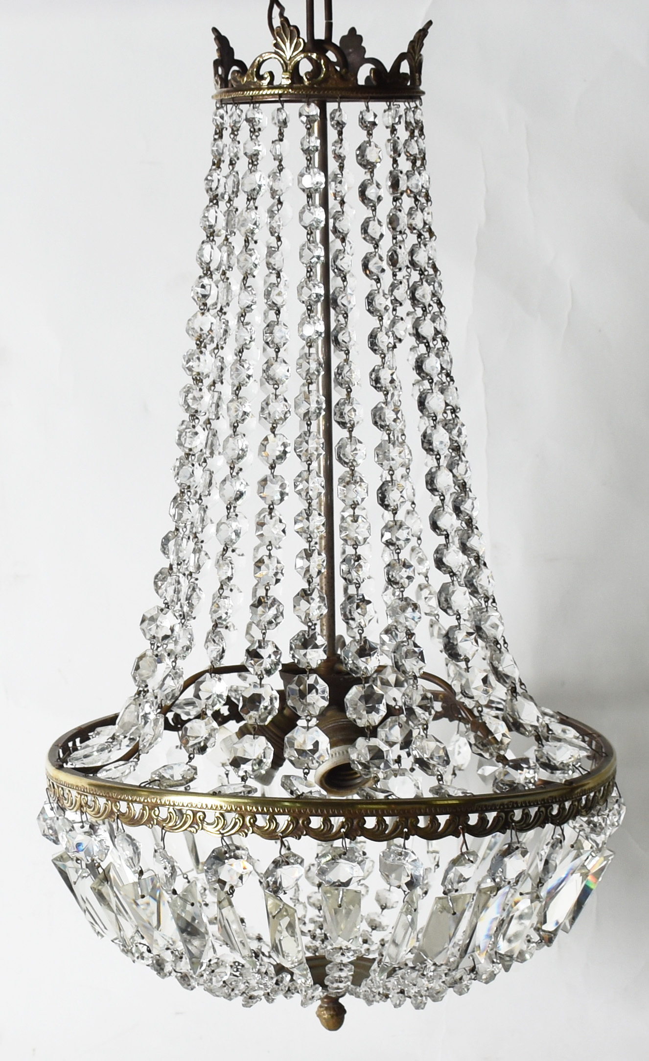 Lustre estilo Império com estrutura de metal dourado e contas de... - foto 2 de 4
