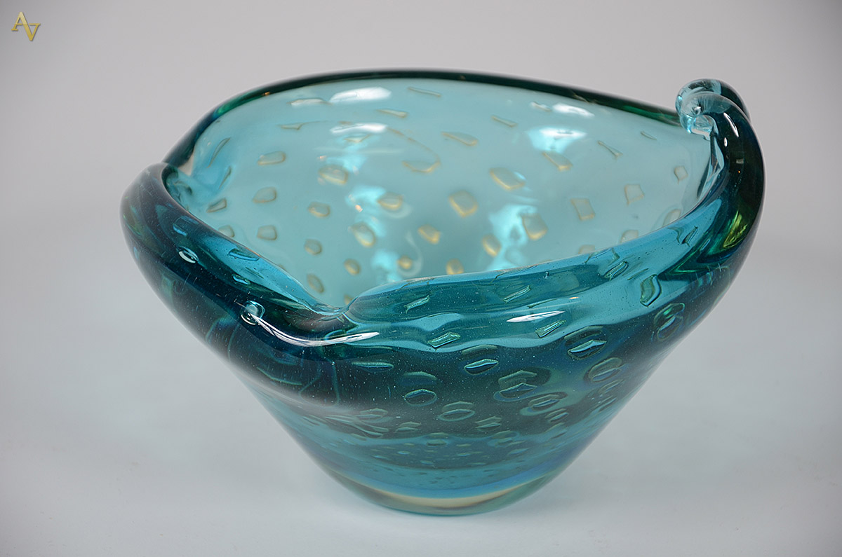 Cinzeiro de murano na cor azul com pó de ouro. Altura 13 cm e...