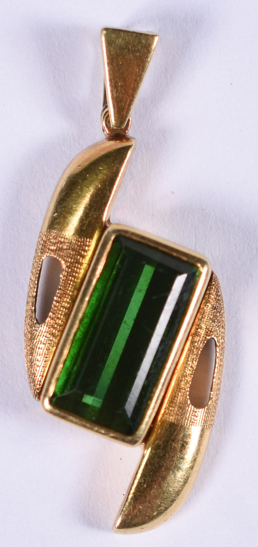 Pendente de ouro 18 k com turmalina verde. - foto 1 de 3