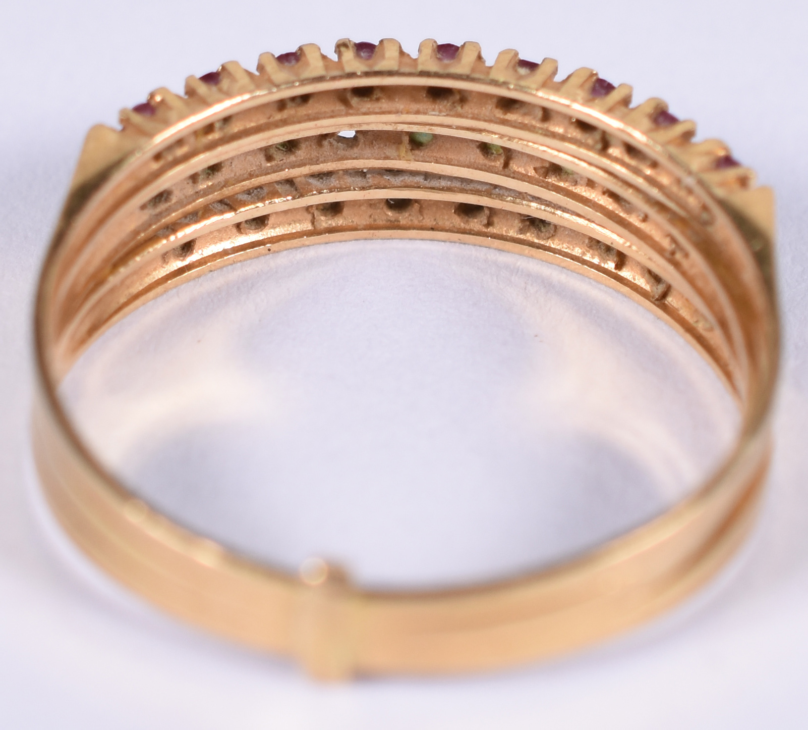 Anel de ouro 18 k com 3 carreiras de rubi, esmeralda e turmalina. Aro... - foto 4 de 5