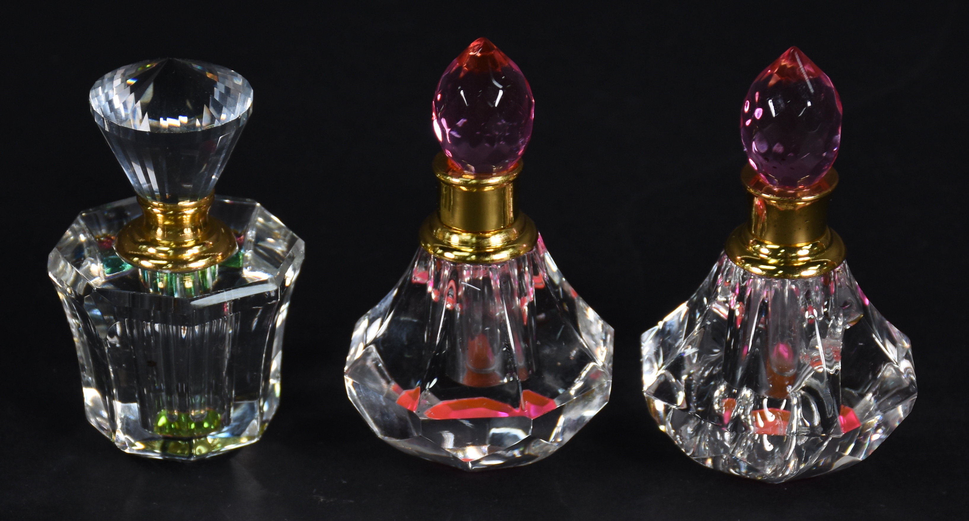 Três pequenos perfumeiros de cristal ao gosto swarowski. - foto 2 de 5