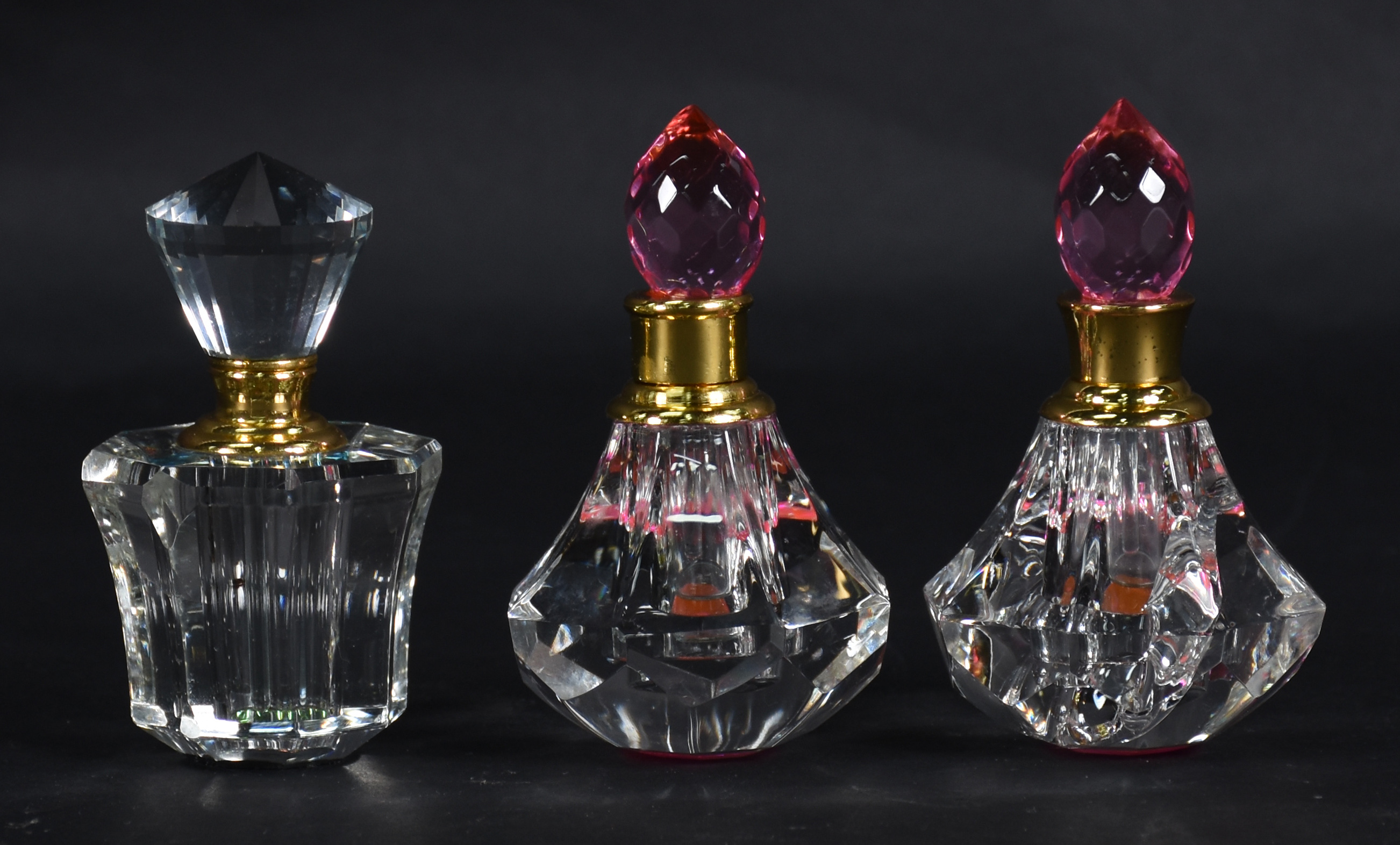 Três pequenos perfumeiros de cristal ao gosto swarowski. - foto 1 de 5
