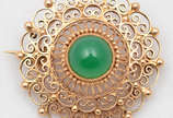 Broche em ouro 18 k crizoprázio cabochon ao cen... - Broche em ouro 18 k crizoprázio cabochon ao centro. Peso total 8,3 g - Diâmetro 3,5 cm.