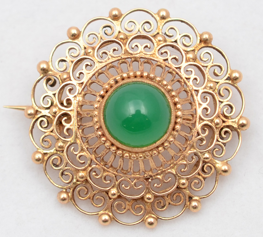 Broche em ouro 18 k crizoprázio cabochon ao centro. Peso total 8,3 g...