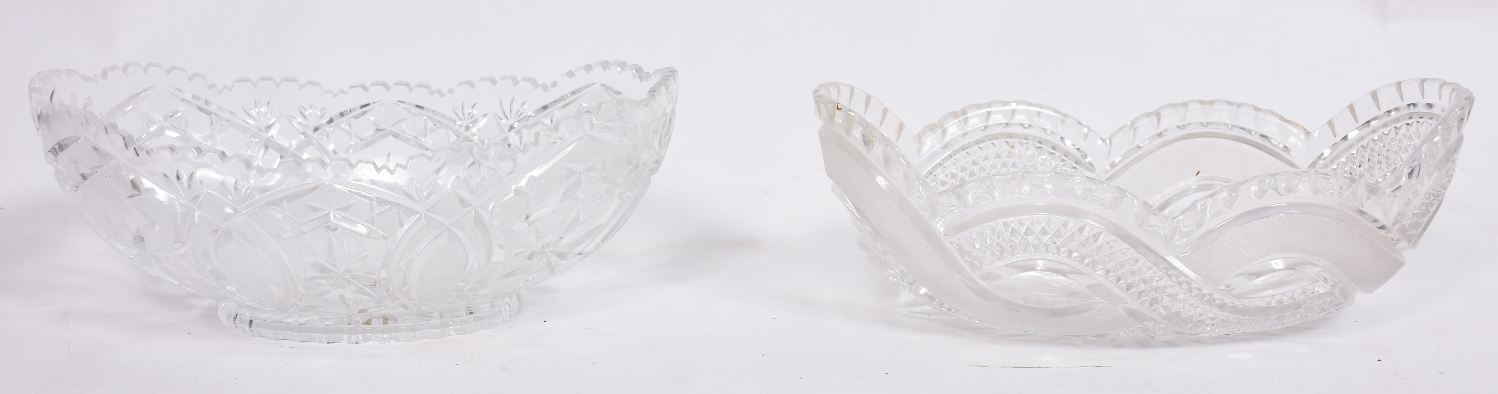 Duas fruteiras de cristal lapidado feitio navete. (1 com furo no meio... - foto 2 de 4
