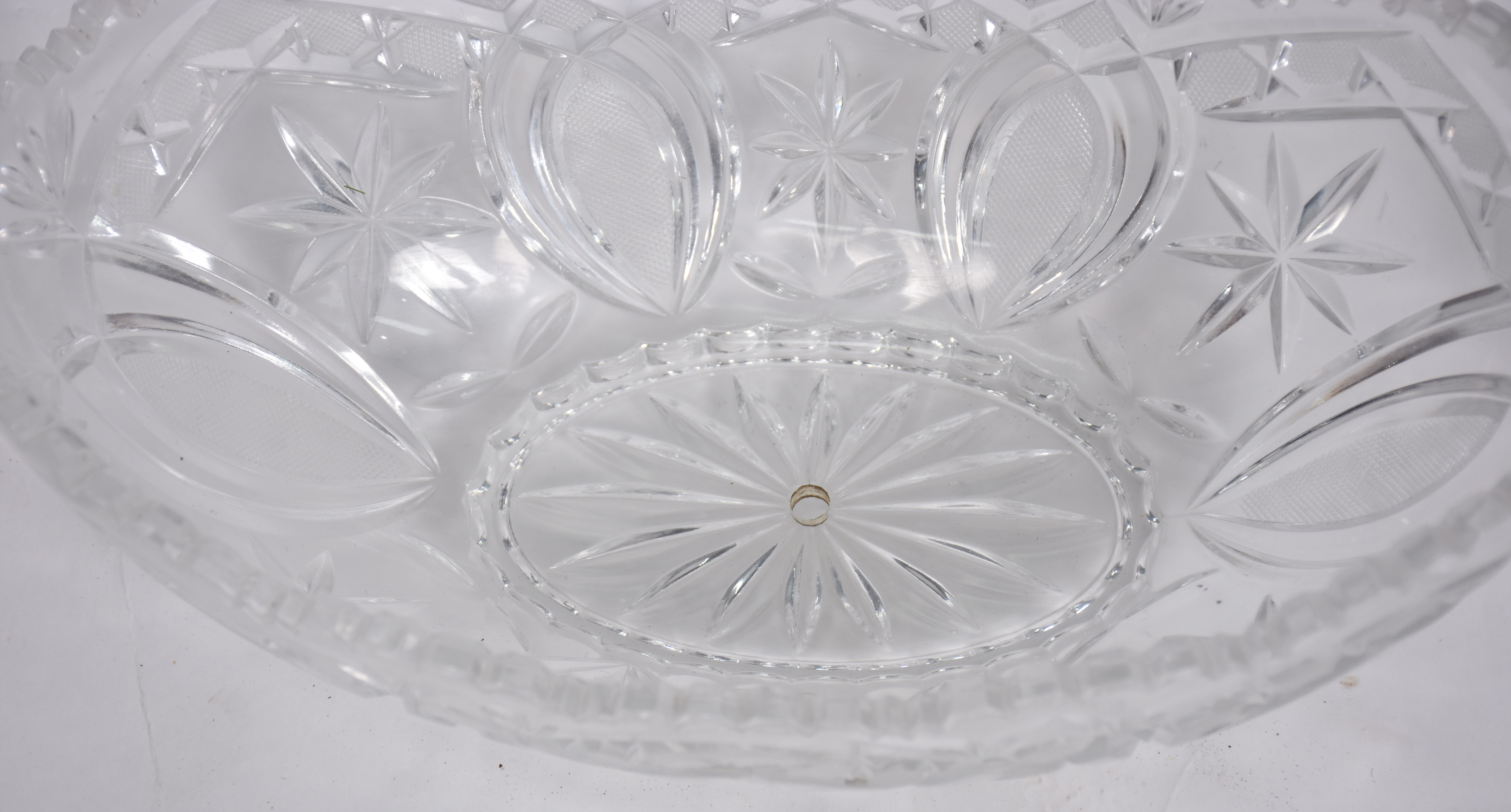 Duas fruteiras de cristal lapidado feitio navete. (1 com furo no meio... - foto 4 de 4