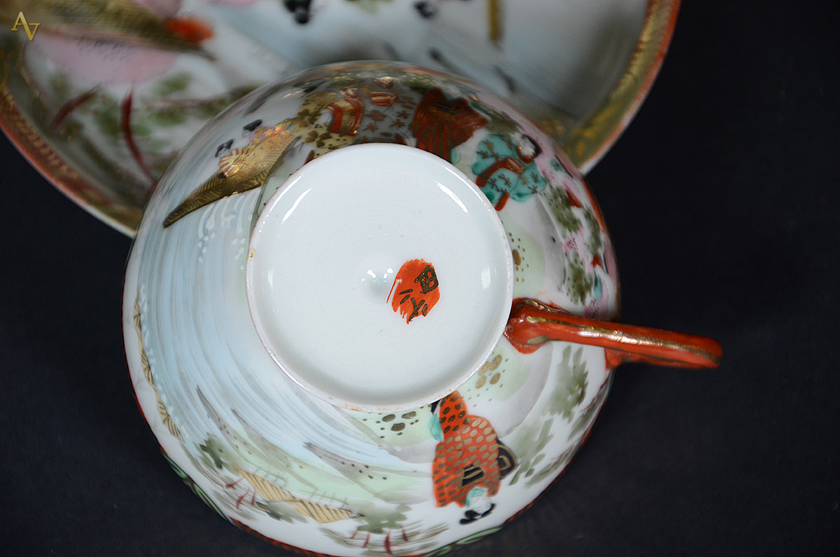 Serviço de chá de porcelana japonesa, sendo: 4 xácaras com pires... - foto 2 de 3