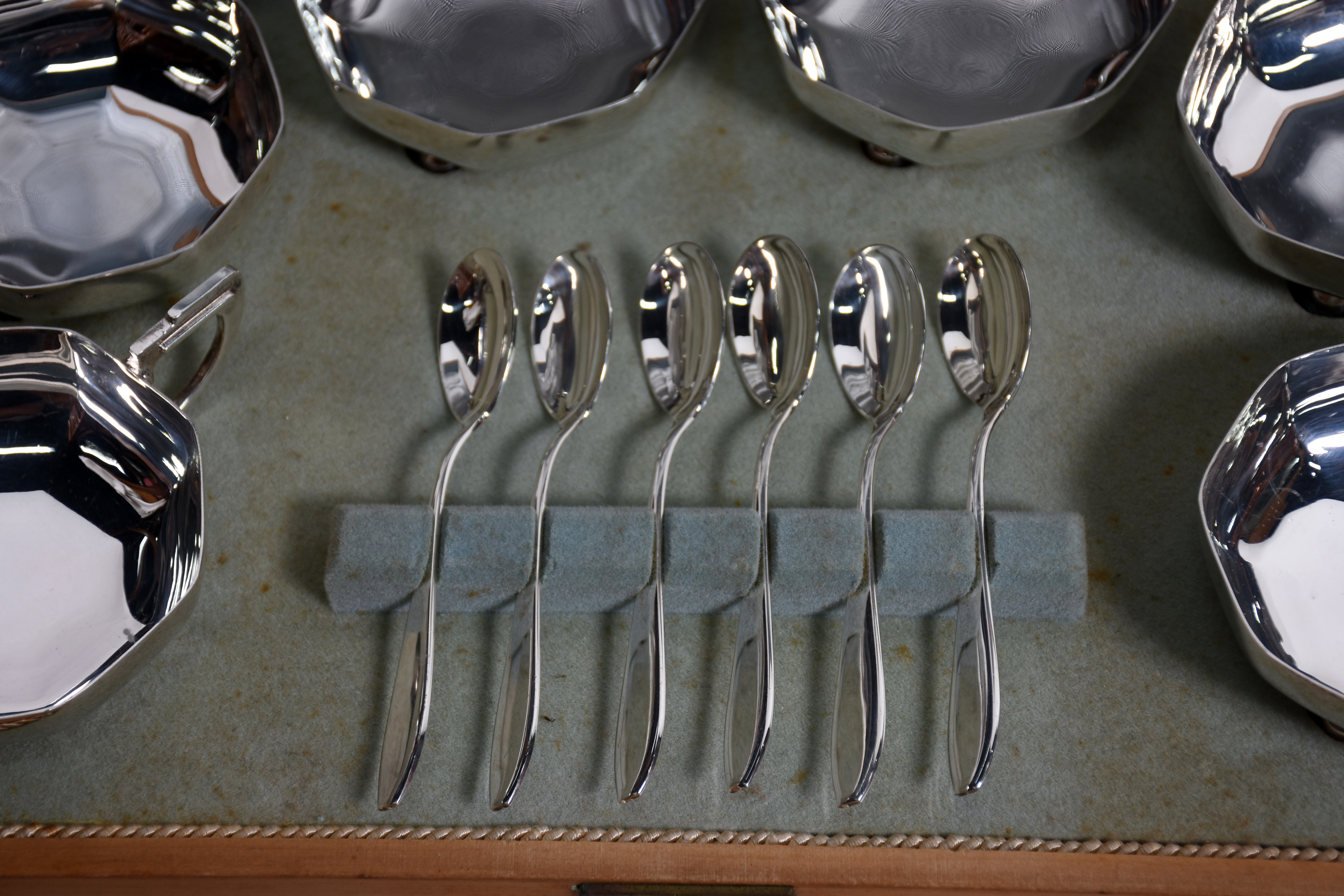 Conjunto para sorvete de metal prateado, no estojo. - foto 5 de 5