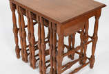 Mesa ninho de madeira nobre com 4 mesinhas enca... - Mesa ninho de madeira nobre com 4 mesinhas encaixadas, pernas torneadas.