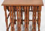 Mesa ninho de madeira nobre com 4 mesinhas enca... - Mesa ninho de madeira nobre com 4 mesinhas encaixadas, pernas torneadas.