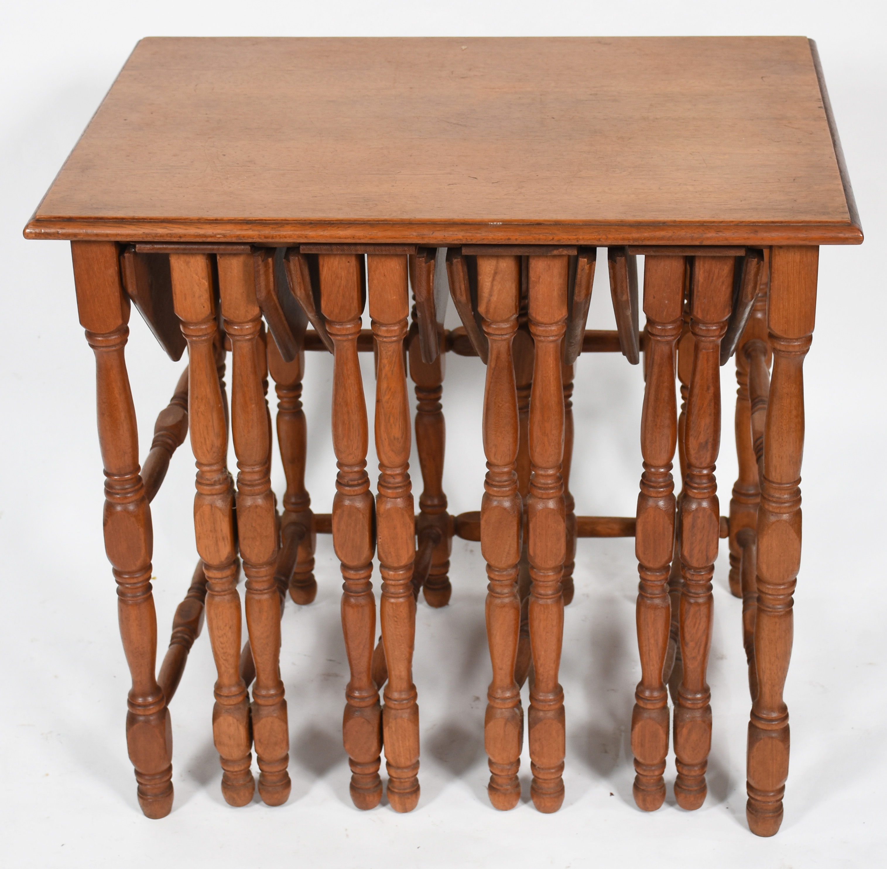 Mesa ninho de madeira nobre com 4 mesinhas encaixadas, pernas... - foto 1 de 5