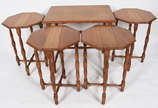 Mesa ninho de madeira nobre com 4 mesinhas enca... - Mesa ninho de madeira nobre com 4 mesinhas encaixadas, pernas torneadas.
