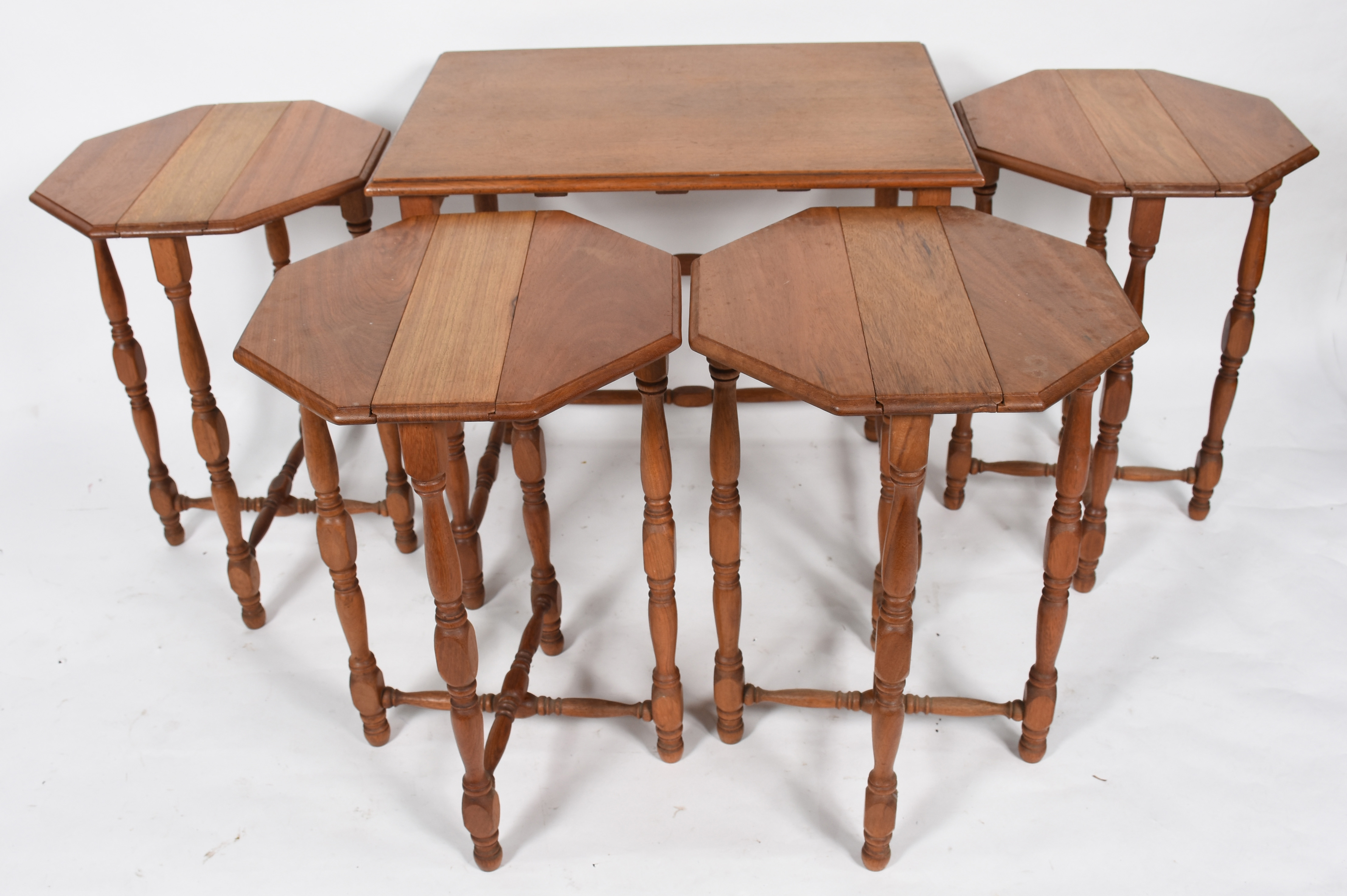 Mesa ninho de madeira nobre com 4 mesinhas encaixadas, pernas... - foto 3 de 5