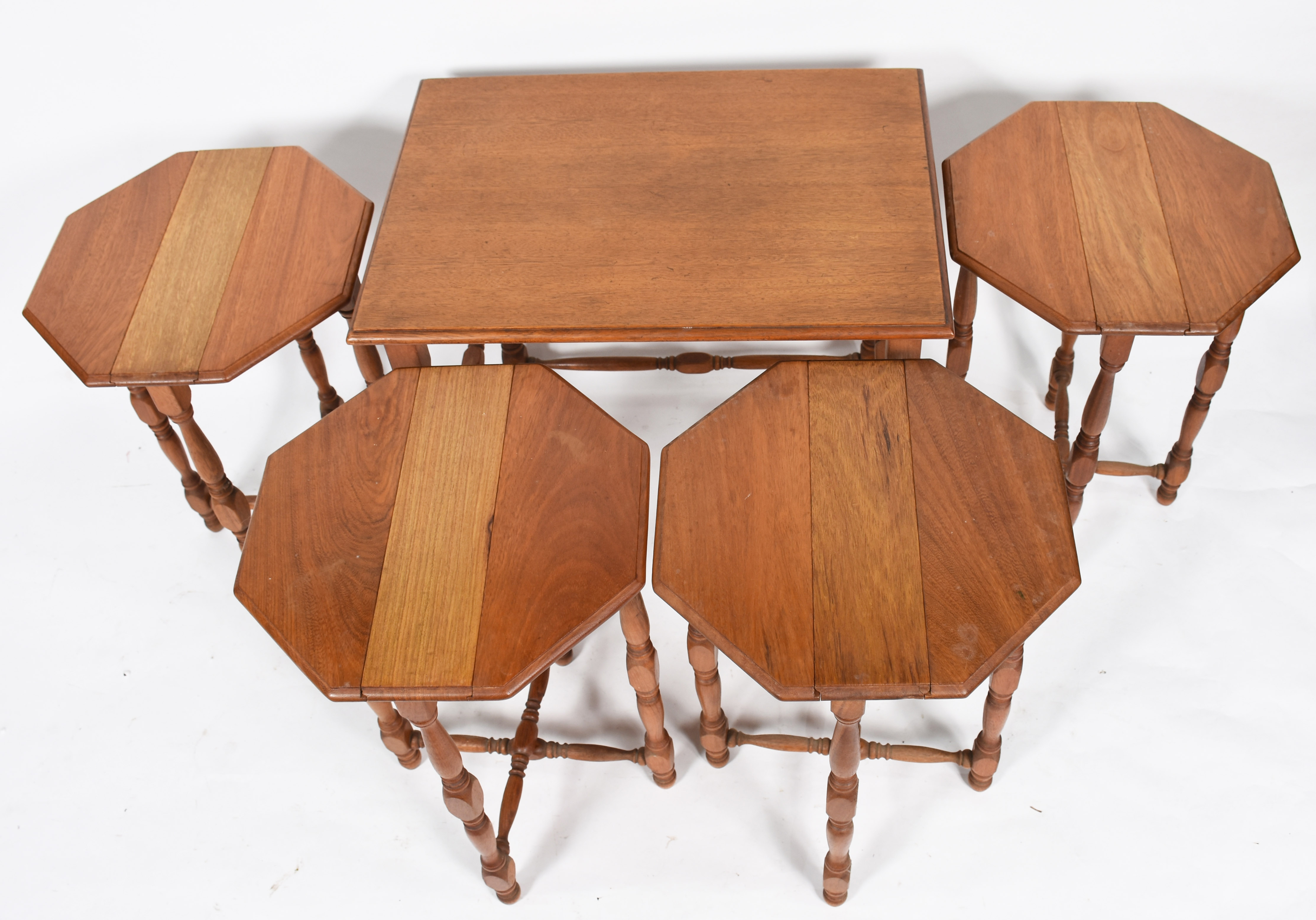 Mesa ninho de madeira nobre com 4 mesinhas encaixadas, pernas... - foto 4 de 5