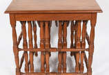 Mesa ninho de madeira nobre com 4 mesinhas enca... - Mesa ninho de madeira nobre com 4 mesinhas encaixadas, pernas torneadas.