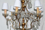Lustre para 6 luzes, estilo Versailles, estrutu... - Lustre para 6 luzes, estilo Versailles, estrutura de metal dourado com pingentes e placas de cristal lapidado.