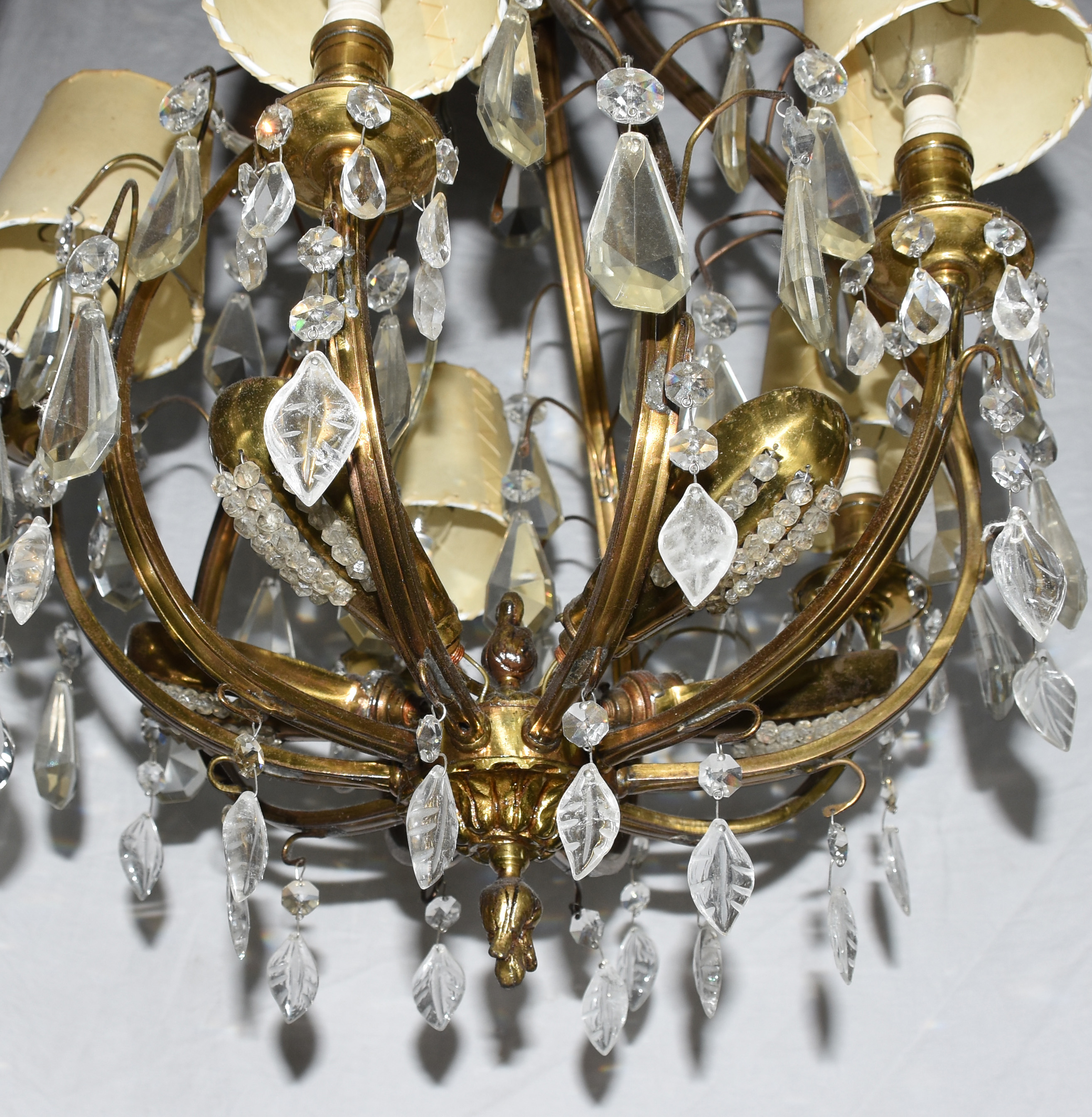 Lustre com estrutura de metal dourado e pingentes de cristal... - foto 2 de 2