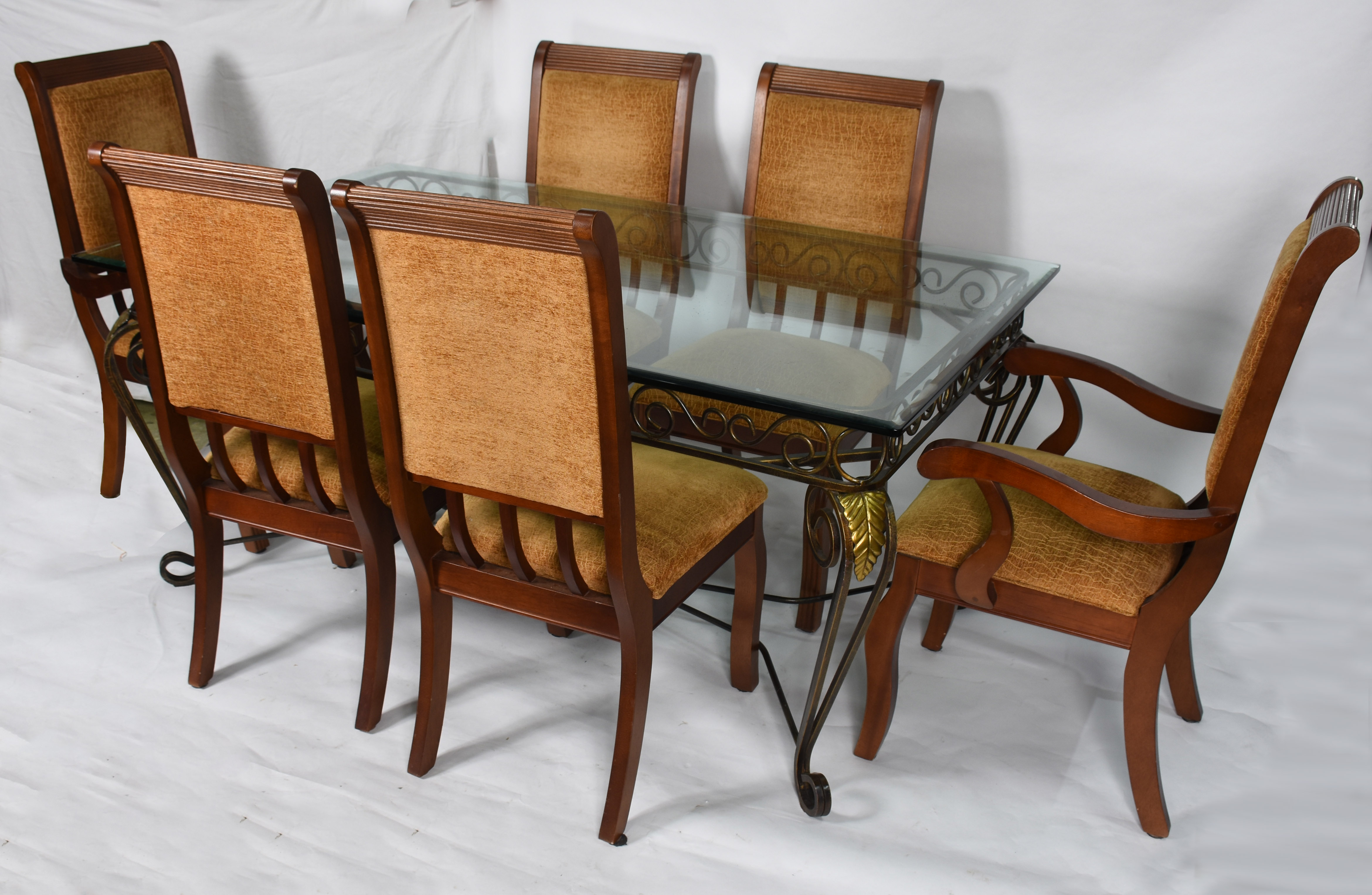 Mesa de jantar com tampo de cristal e base de metal dourado... - foto 1 de 8