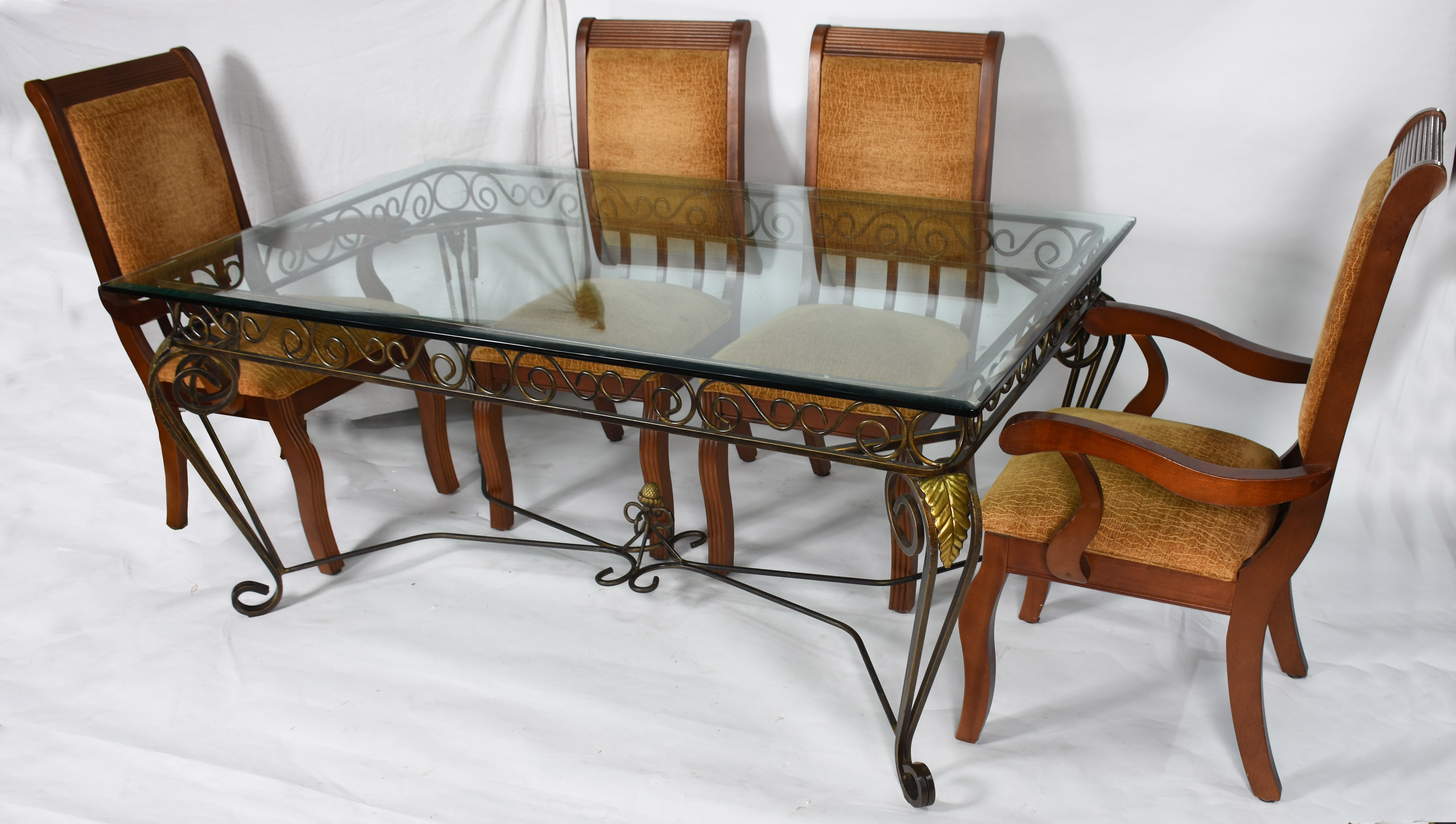 Mesa de jantar com tampo de cristal e base de metal dourado... - foto 2 de 8