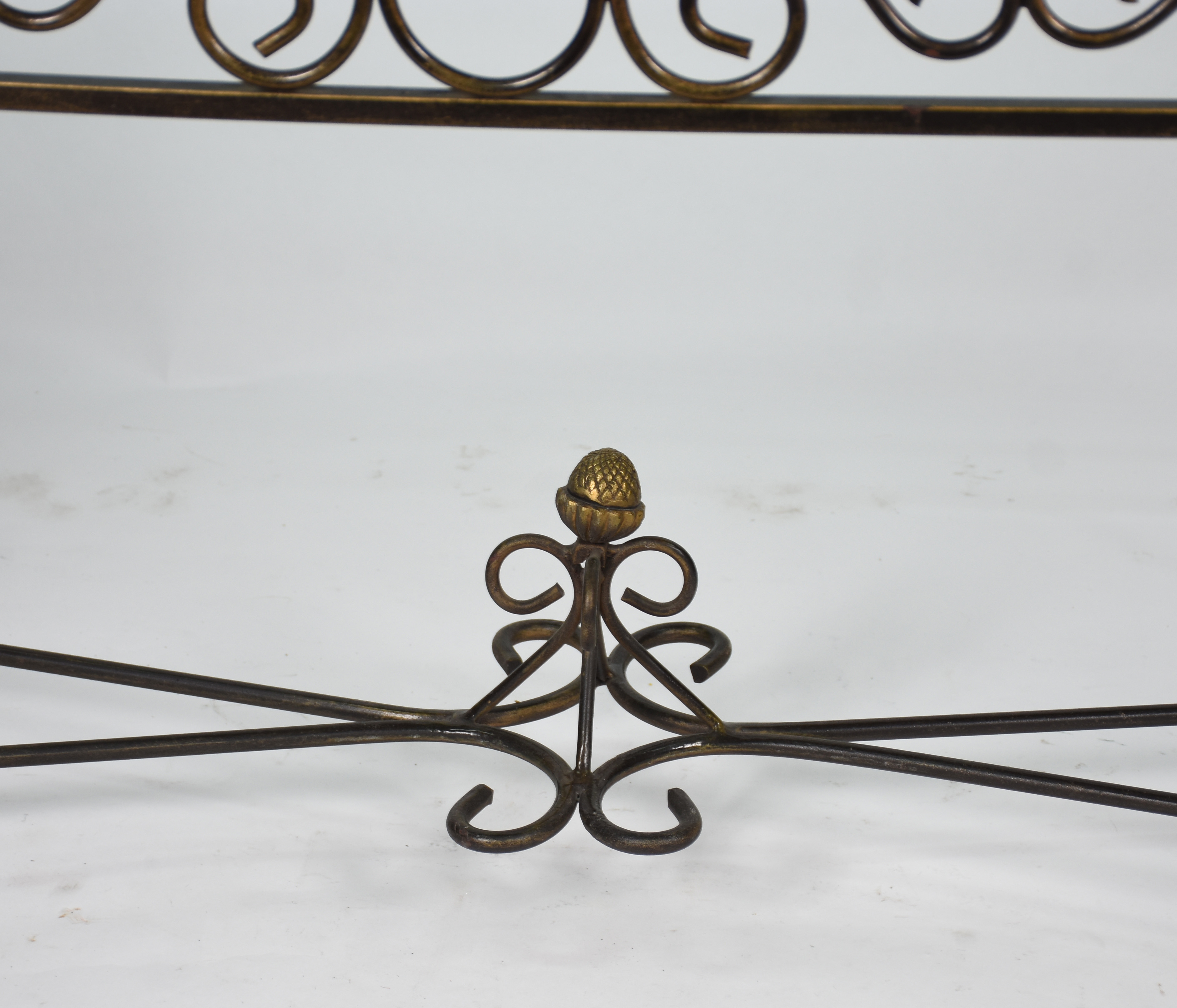 Mesa de jantar com tampo de cristal e base de metal dourado... - foto 5 de 8