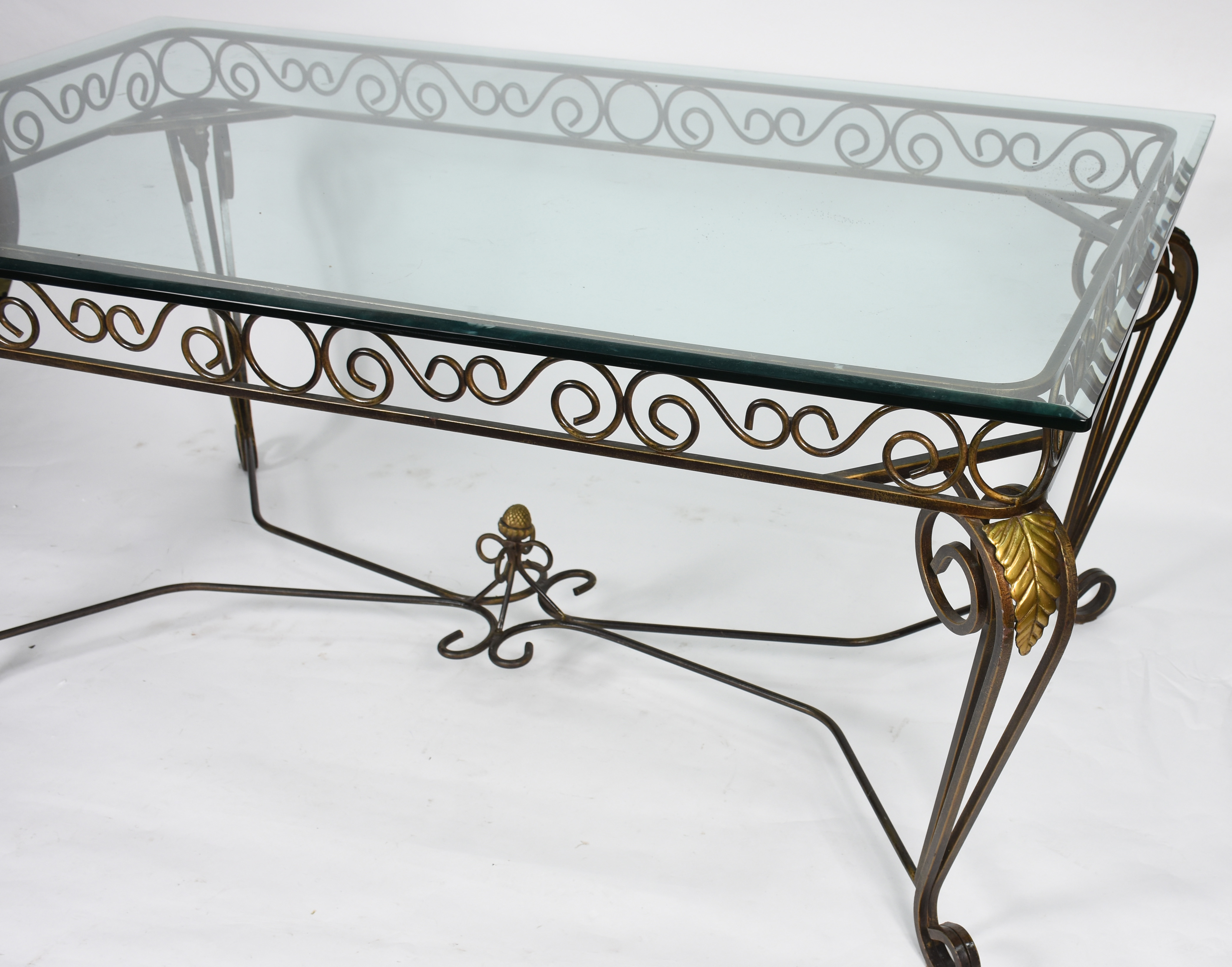 Mesa de jantar com tampo de cristal e base de metal dourado... - foto 6 de 8